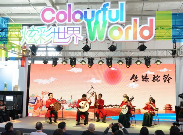 1日，第七届“炫彩世界”——“一带一路”沿线国家特色文化展示活动在2022年中国国际服务贸易交易会上举行。（新华社）
