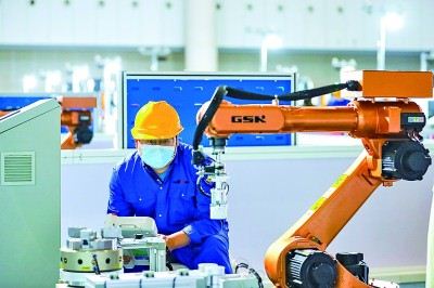 在成都举行的第七届全国职工职业技能大赛上，选手参加工业机器人操作调整工工种比赛。新华社发