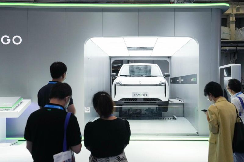 8月26日，一位参观者在拍摄展出的车用芯片。当日，2022世界新能源汽车大会在北京、海南两地以线上、线下相结合的方式召开。新华社记者 鞠焕宗 摄