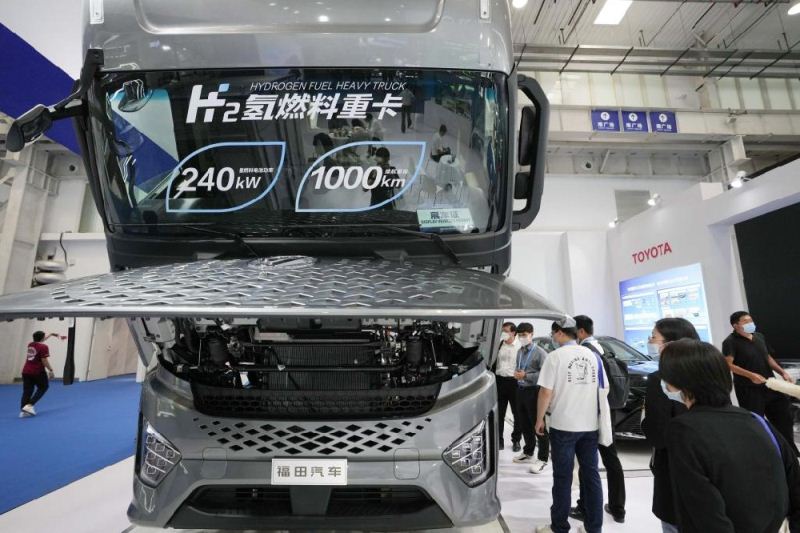 8月26日，参观者观看展出的一款氢燃料重卡产品。当日，2022世界新能源汽车大会在北京、海南两地以线上、线下相结合的方式召开。新华社记者 鞠焕宗 摄