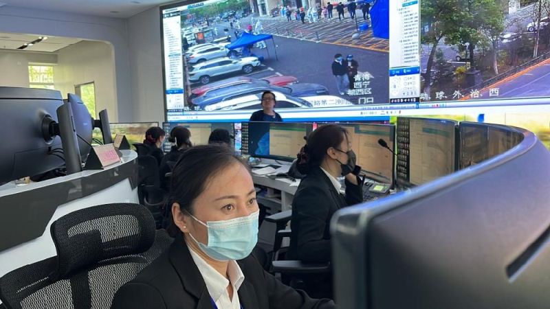 5月8日，在西宁市城西区城市运行指挥中心，工作人员正在登记信息。新华社记者 解统强 摄