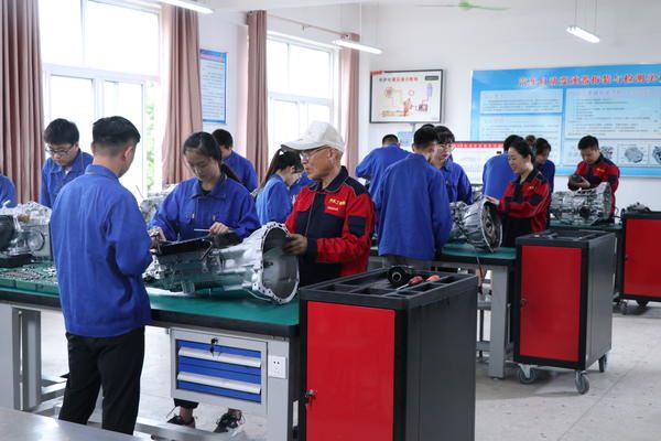 河南科技职业大学汽车工程技术专业学生在实习基地实习